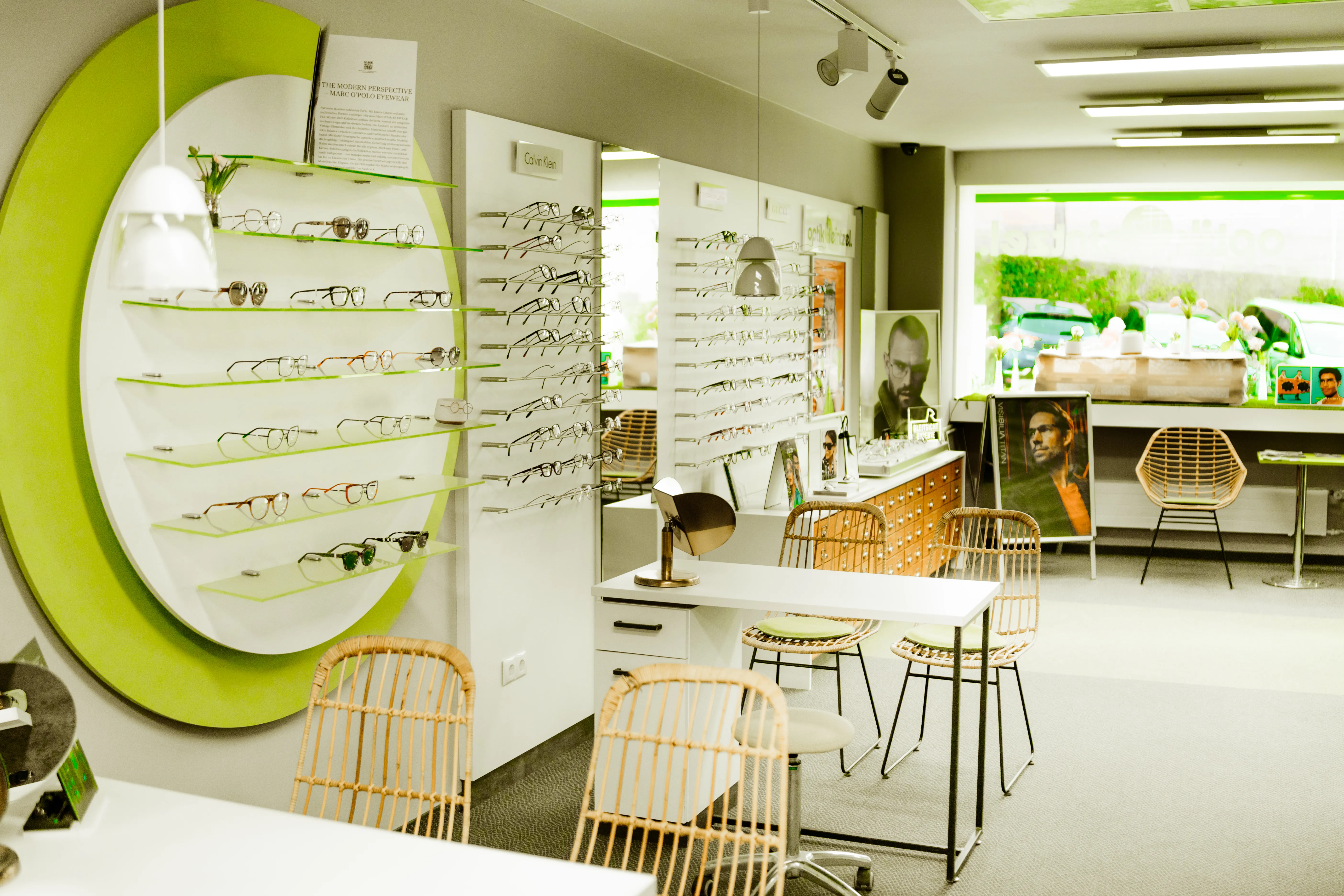 Verkaufsraum bei Optik Zorn mit Limetten-Regal