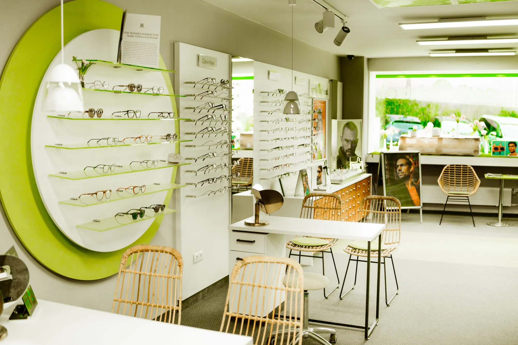 Verkaufsraum bei Optik Zorn mit Limetten-Regal