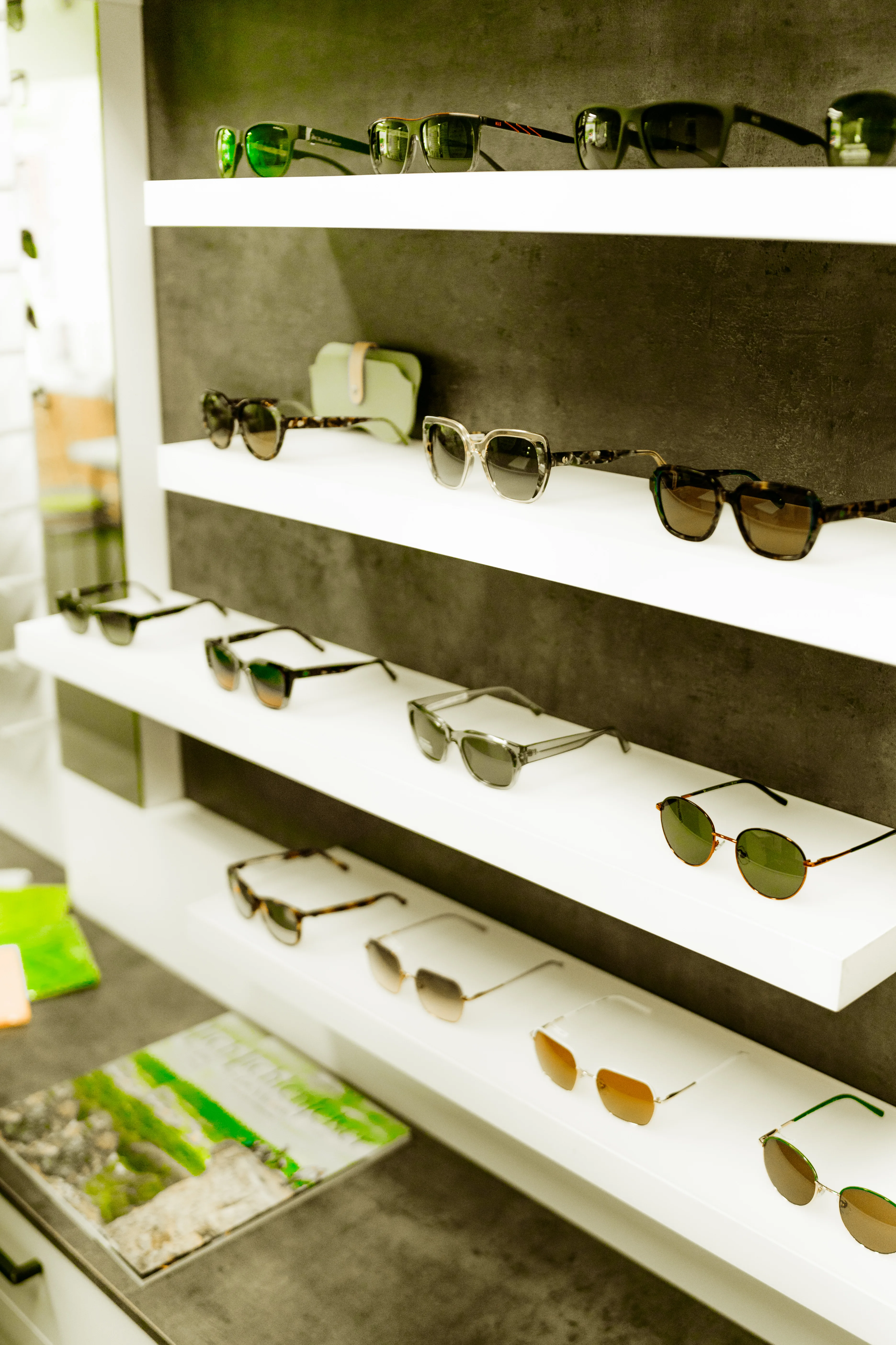 Sonnenbrillen-Display bei Optik Zorn
