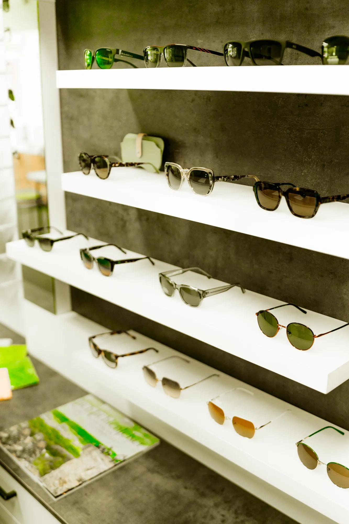 Sonnenbrillen-Display bei Optik Zorn