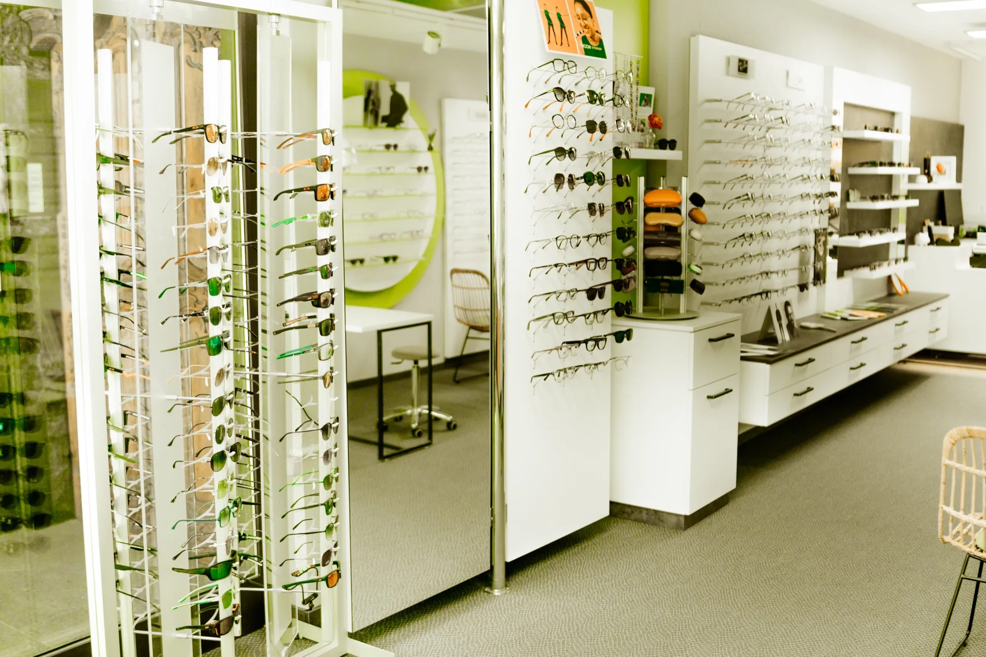 Verkaufsfläche bei Optik Zorn mit Wand voller Brillen